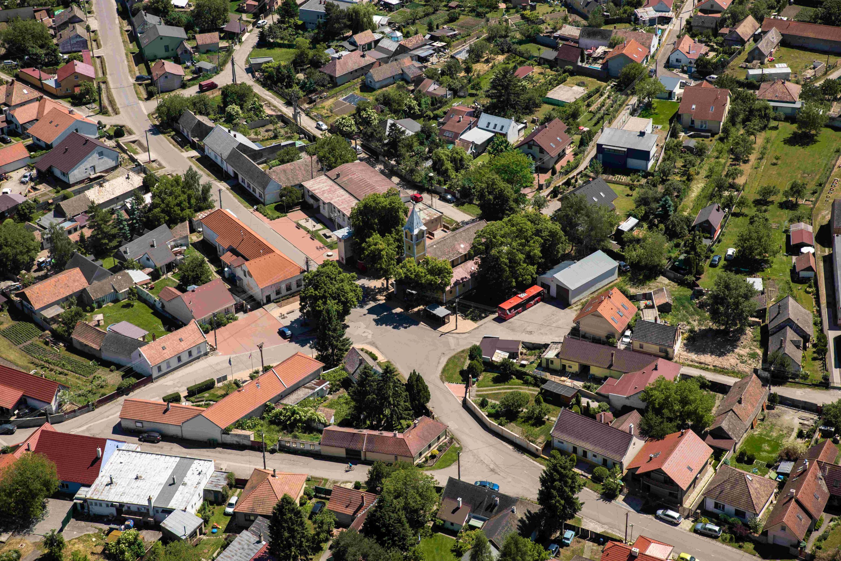 Krásna krajina našej obce s jesennými stromami